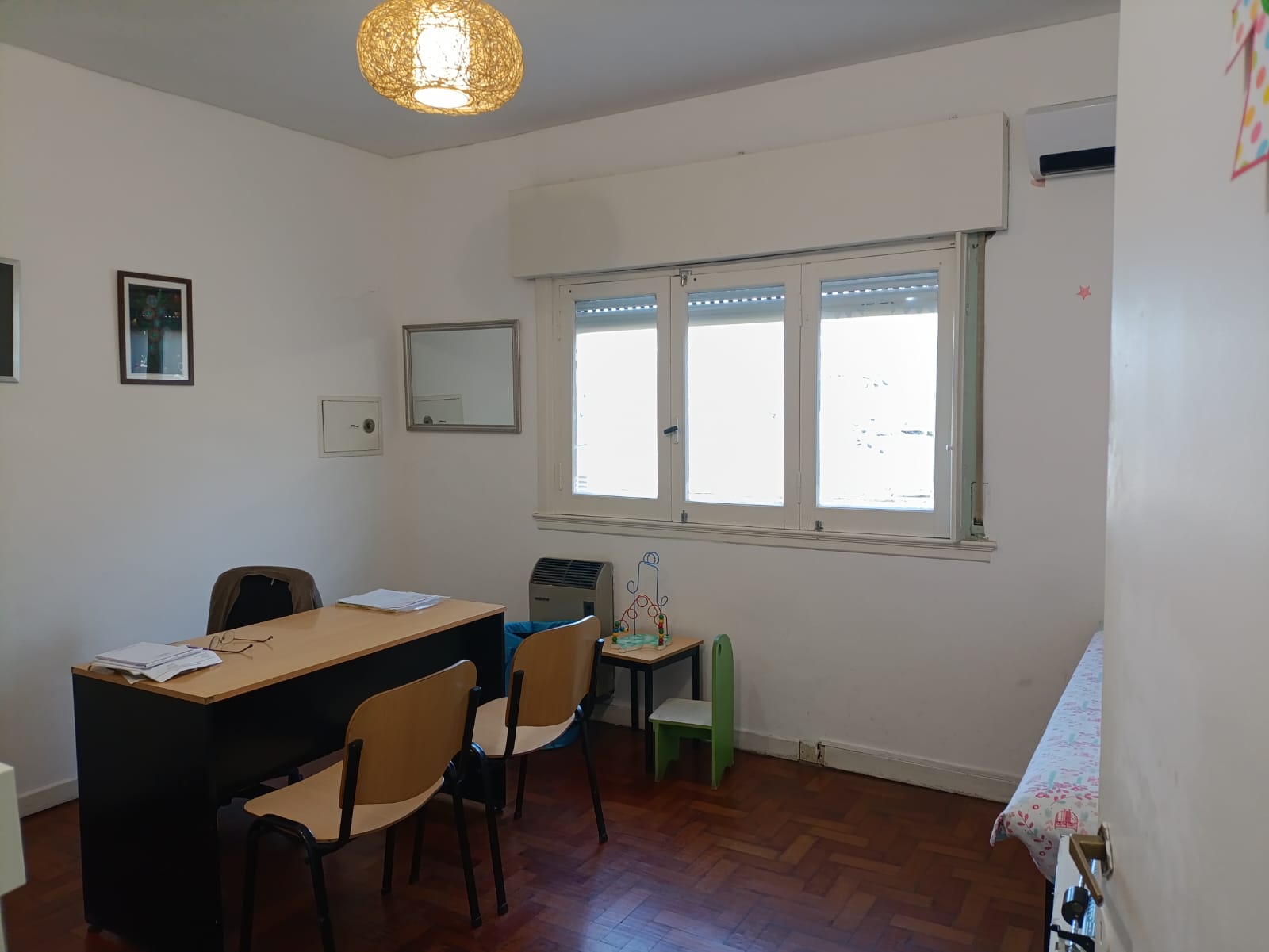 Consultorio con escritorio, sillas y juguetes para los chicos