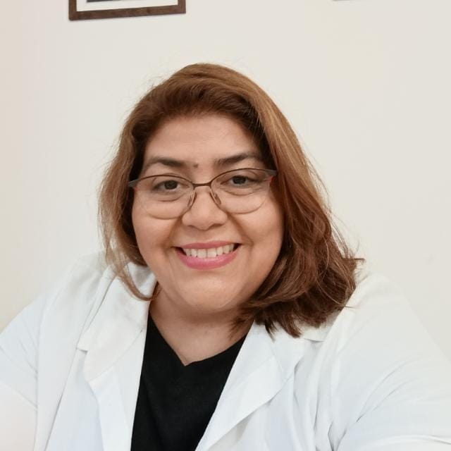 La Dra. Veronica Natalia Figueredo, sonriendo, con guardapolvo blanco